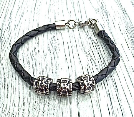 Armband i flätat läder och stål. Art.nr 2054 svart. Färg: Svart och stål.