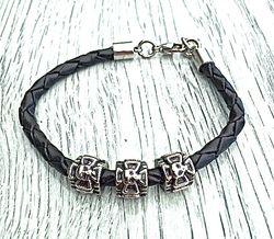 Armband i flätat läder och stål. Art.nr 2054 svart. Färg: Svart och stål.