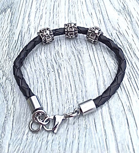 Armband i flätat läder och stål. Art.nr 2054 svart. Färg: Svart och stål.