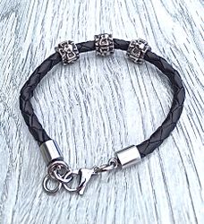 Armband i flätat läder och stål. Art.nr 2054 svart. Färg: Svart och stål.