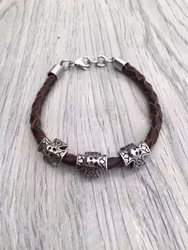 Armband i flätat läder och stål. Art.nr 2054 brun. Färg: Brun och stål.