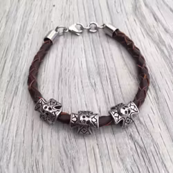 Armband i flätat läder och stål. Art.nr 2054 brun. Färg: Brun och stål.