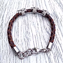 Armband i flätat läder och stål. Art.nr 2054 brun. Färg: Brun och stål.