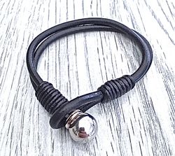 Armband i läder och stål. Art.nr 2049 svart. Färg: Svart och stål.