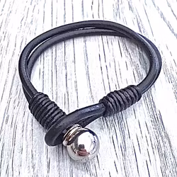 Armband i läder och stål. Art.nr 2049 svart. Färg: Svart och stål.