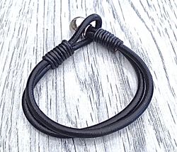 Armband i läder och stål. Art.nr 2049 svart. Färg: Svart och stål.