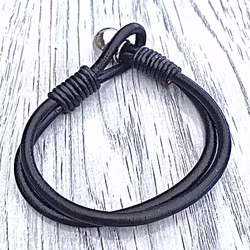 Armband i läder och stål. Art.nr 2049 svart. Färg: Svart och stål.