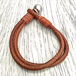 Armband i läder och stål. Art.nr 2049 brun. Färg: Brunt och stål.