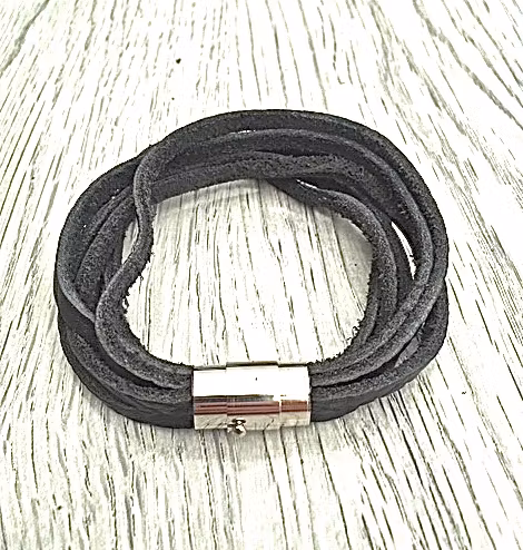 Armband i läder och stål. Art.nr 2030 svart. Färg: Svart och stål.