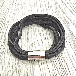 Armband i läder och stål. Art.nr 2030 svart. Färg: Svart och stål.