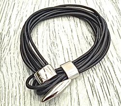 Armband i läder och stål. Art.nr 2025 svart. Färg: Svart och stål.