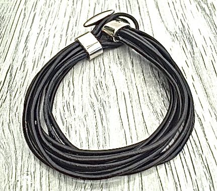 Armband i läder och stål. Art.nr 2025 svart. Färg: Svart och stål.