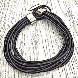 Armband i läder och stål. Art.nr 2025 svart. Färg: Svart och stål.