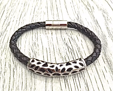 Armband med ett flätat läderarmband och stål. Art.nr 2052. Färg: Svart och stål.