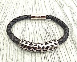 Armband med ett flätat läderarmband och stål. Art.nr 2052. Färg: Svart och stål.