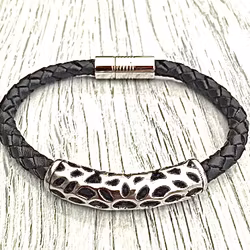 Armband med ett flätat läderarmband och stål. Art.nr 2052. Färg: Svart och stål.
