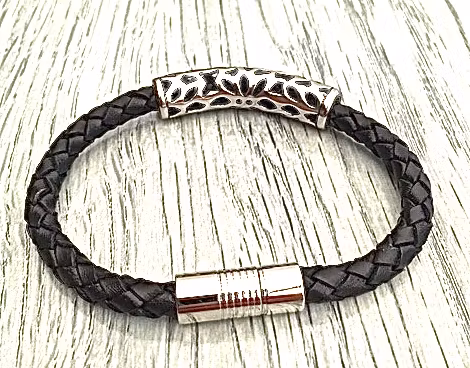 Armband med ett flätat läderarmband och stål. Art.nr 2052. Färg: Svart och stål.