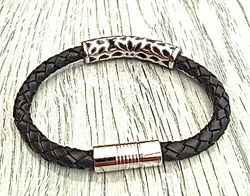 Armband med ett flätat läderarmband och stål. Art.nr 2052. Färg: Svart och stål.