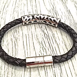 Armband med ett flätat läderarmband och stål. Art.nr 2052. Färg: Svart och stål.