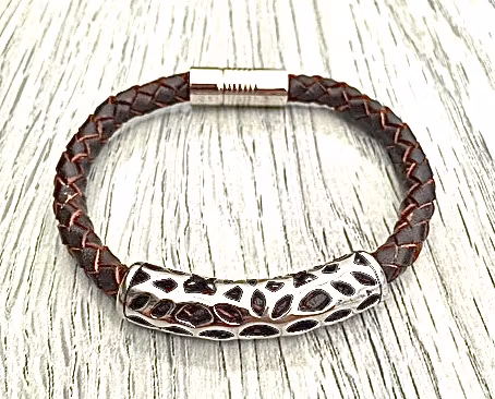 Armband med ett flätat läderarmband och stål. Art.nr 2052 brun. Färg: Brunt och stål.