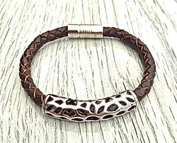 Armband med ett flätat läderarmband och stål. Art.nr 2052 brun. Färg: Brunt och stål.
