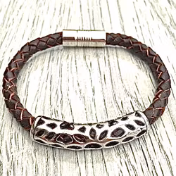 Armband med ett flätat läderarmband och stål. Art.nr 2052 brun. Färg: Brunt och stål.
