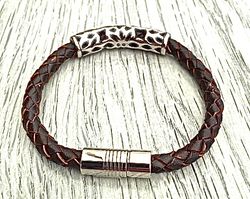 Armband med ett flätat läderarmband och stål. Art.nr 2052 brun. Färg: Brunt och stål.