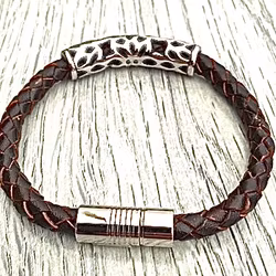 Armband med ett flätat läderarmband och stål. Art.nr 2052 brun. Färg: Brunt och stål.