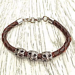 Armband i flätat läder och stål. Art.nr 2051 brun. Färg: Brun och stål.
