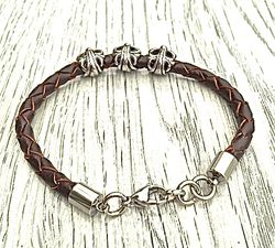 Armband i flätat läder och stål. Art.nr 2051 brun. Färg: Brun och stål.