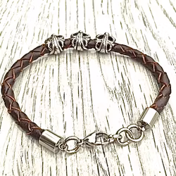 Armband i flätat läder och stål. Art.nr 2051 brun. Färg: Brun och stål.