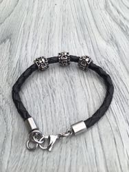 Armband i flätat läder och stål. Art.nr 2051 svart. Färg: Svart och stål.