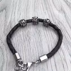 Armband i flätat läder och stål. Art.nr 2051 svart. Färg: Svart och stål.