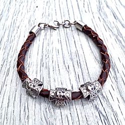 Armband i flätat läder och stål. Art.nr 2053 brun. Färg: Brun och stål.