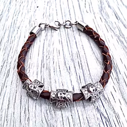 Armband i flätat läder och stål. Art.nr 2053 brun. Färg: Brun och stål.