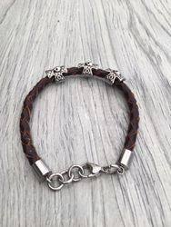 Armband i flätat läder och stål. Art.nr 2053 brun. Färg: Brun och stål.