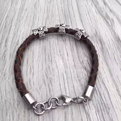Armband i flätat läder och stål. Art.nr 2053 brun. Färg: Brun och stål.