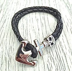 Armband i läder och stål. Art.nr 2036. Färg: Svart och stål.
