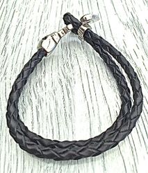 Armband i läder och stål. Art.nr 2036. Färg: Svart och stål.