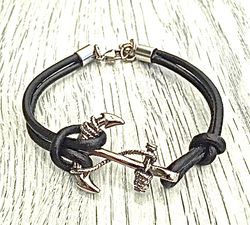 Armband i läder och stål. Art.nr 2035. Färg: Svart och stål.