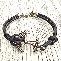 Armband i läder och stål. Art.nr 2035. Färg: Svart och stål.
