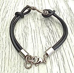 Armband i läder och stål. Art.nr 2035. Färg: Svart och stål.