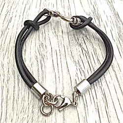 Armband i läder och stål. Art.nr 2035. Färg: Svart och stål.