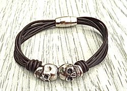 Armband i läder och stål. Art.nr 2055. Färg: Svart och stål.