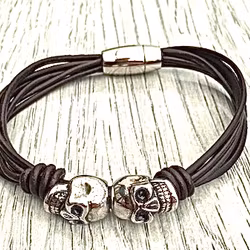 Armband i läder och stål. Art.nr 2055. Färg: Svart och stål.