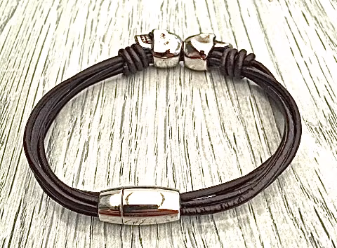 Armband i läder och stål. Art.nr 2055. Färg: Svart och stål.