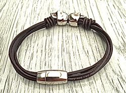 Armband i läder och stål. Art.nr 2055. Färg: Svart och stål.