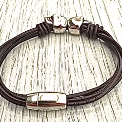Armband i läder och stål. Art.nr 2055. Färg: Svart och stål.