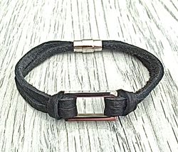Armband i flätat läder och stål. Art.nr 20209. Färg: Svart och stål.