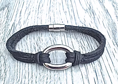 Armband i flätat läder och stål. Art.nr 2056. Färg: Svart och stål.